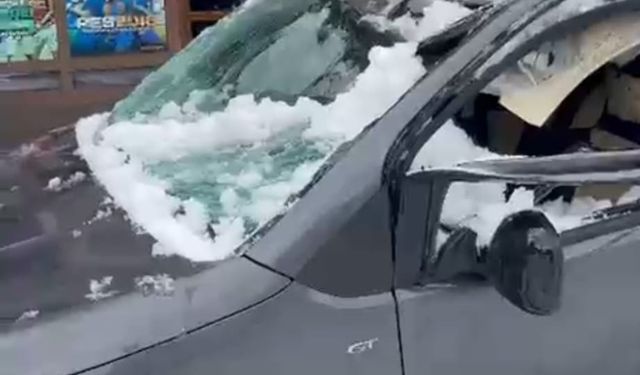 Park halindeki aracın üzerine çatıdan kar kütlesi düştü