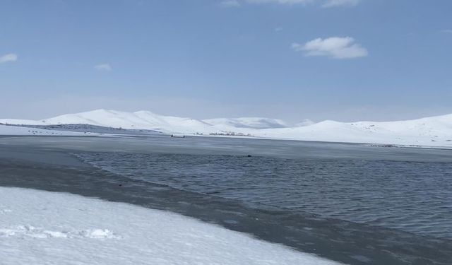 Patnos Barajı, karla örtülü dağlar ve mavi rengiyle büyüledi
