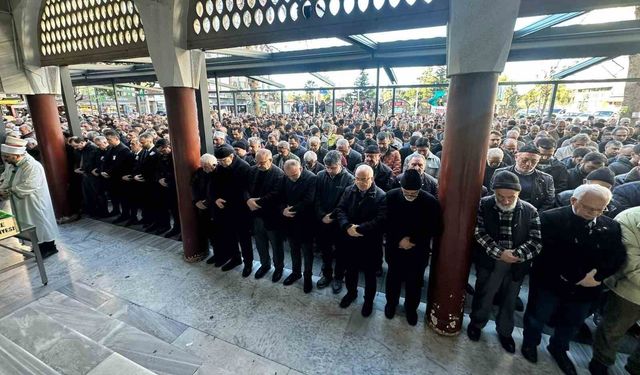 Rize'de 10. kattan düşerek hayatını kaybeden akademisyen son yolculuğuna uğurlandı