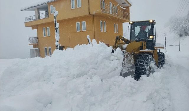Rize'de 51 köy yolu kar yağışı nedeniyle ulaşıma kapandı