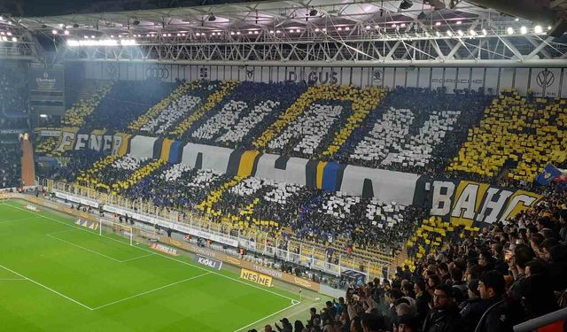 Sarı-lacivertli taraftarlardan 'İnan Fenerbahçe' yazılı koreografi