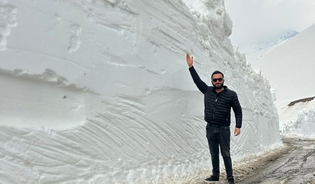 Şemdinli'de iş makinesinin boyunu bulan kar tünellerinde çalışma