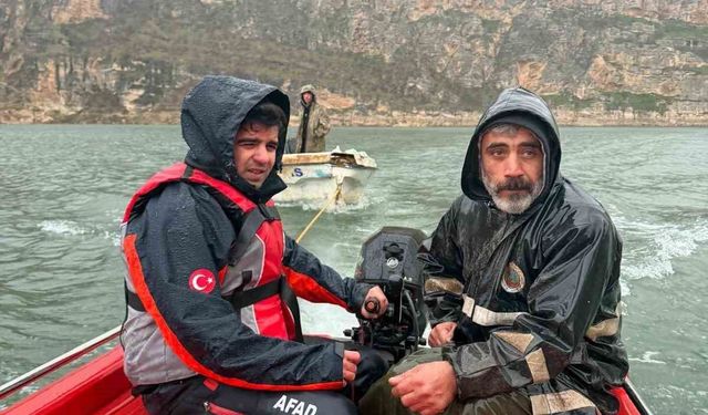 Siirt'te baraj gölünde mahsur kalan iki kişi kurtarıldı