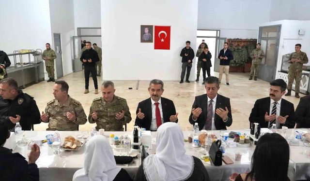 Şırnak protokolü şehit emanetleri ile aynı sofrada