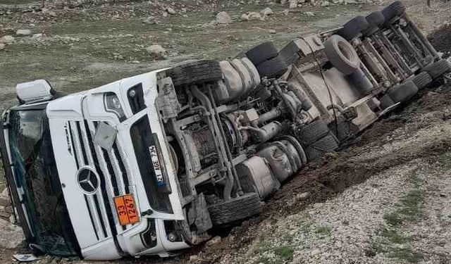 Şırnak'ta atık su tankeri devrildi, sürücü yaralandı