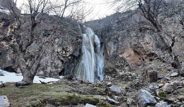 Şırnak'ta kar eridi, şelaleler coştu