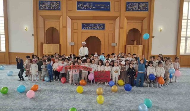 Sivas'ta minik yürekler Ramazan'ın manevi iklimini camide yaşadı