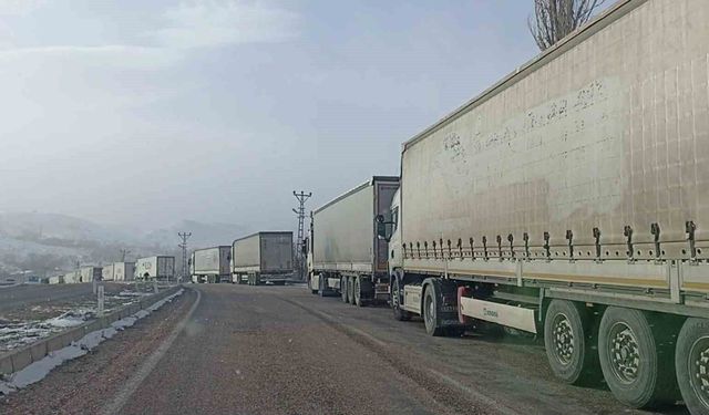 Sivas'ta tipi ulaşımı aksattı, kilometrelerce tır kuyrukları oluştu