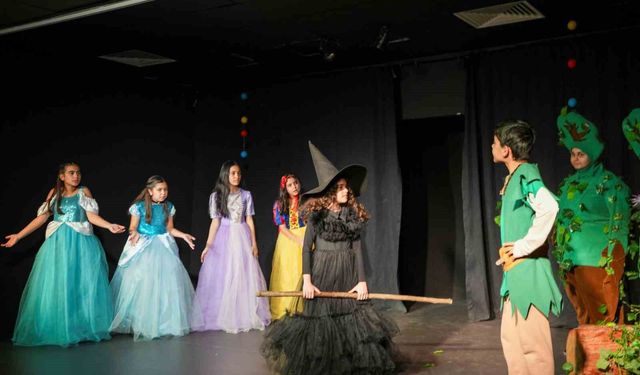 Tarsus'ta çocuklardan anlamlı tiyatro gösterisi