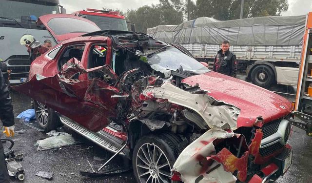 Tıra arkadan çarpan lüks otomobil hurdaya döndü: 2 yaralı