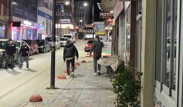 Tokat'ta fırtına ağacı devirdi, vatandaş saniyelerle kurtuldu