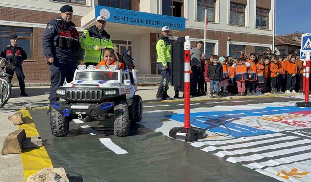 Tokat'ta jandarmadan köy okullarında trafik eğitimi