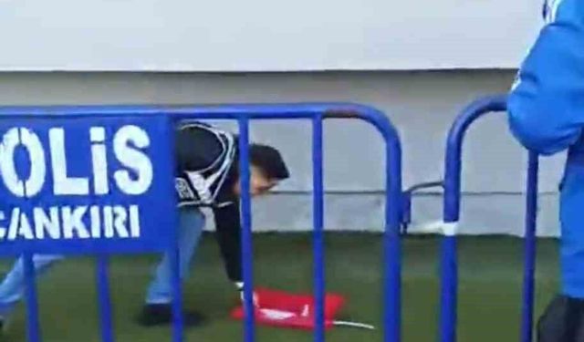 Türk polisinin bayrak sevdası: Tartışma sırasında düşen bayrağı kaldırdı