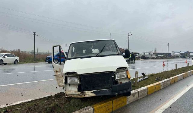 Uşak'ta panelvan aracın refüje çarpması sonucu 1 kişi yaralandı