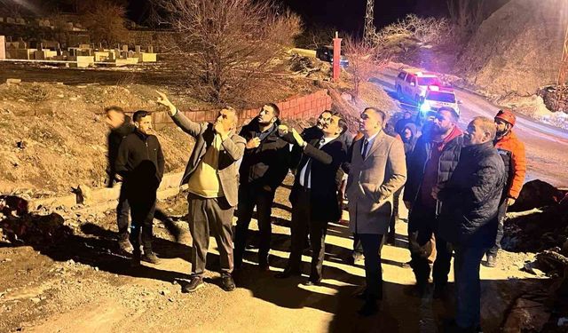 Vali yardımcıları dev kayaların düştüğü bölgede inceleme yaptı