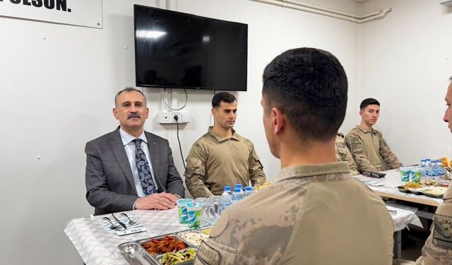 Vatan nöbetindeki kahramanlar sınır hattında iftar sofrasında