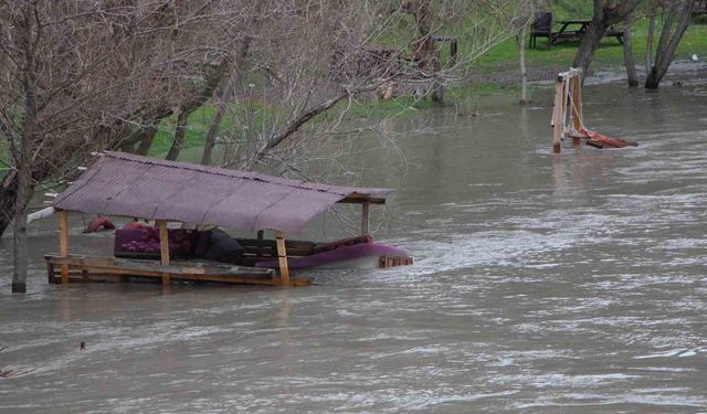 Yeşilırmak Nehri'nde su seviyesi 2 metreye kadar yükseldi, piknik masaları akıntıya kapıldı