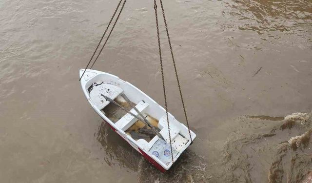 Yeşilırmak'ın sularına kapılan kayık köprüye takıldı
