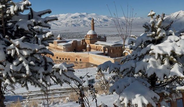 Yoğun kar yağışı tarihi sarayda eşsiz manzaralar oluşturdu