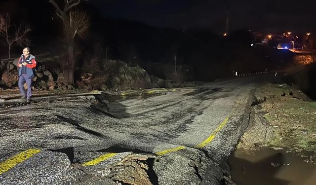 Yoğun yağış sonrası köy yolunda çökme meydana geldi