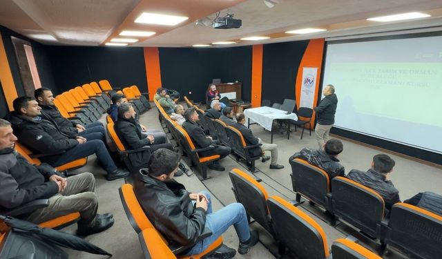 Yüksekova'da 98 yetiştiriciye 'sürü yönetimi' eğitimi verildi