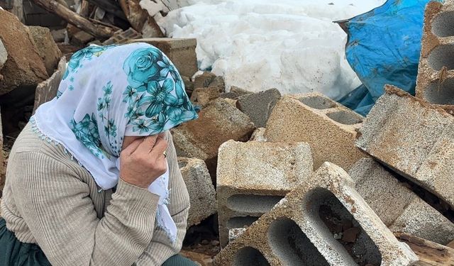 Yüksekova'da bir annenin sessiz feryadı: Zine Teyze yıkılan ahırının başında gözyaşlarına boğuldu