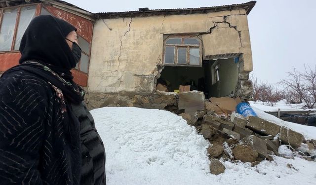 Yüksekova'da bir evin duvarı yıkıldı: 'Deprem oluyor sandım'