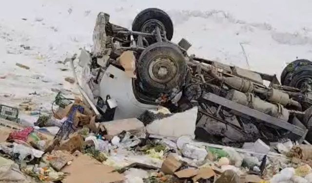 Yüksekova'da kamyonet şarampole yuvarlandı: 1 kişi yaralandı