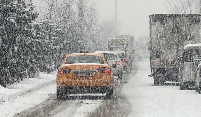 Yüksekova'da yoğun kar yağışı