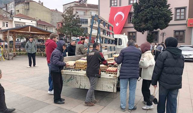 12 bin köy yumurtasını meydanda ücretsiz dağıttı