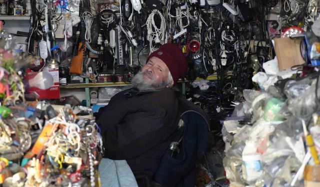 72 yaşındaki elektrik ustası, 25 yıldır biriktirdiği malzemelerle dükkanını adeta müzeye çevirdi