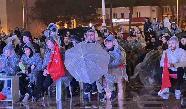 A Milli Futbol Takımı'na yağmur altında destek