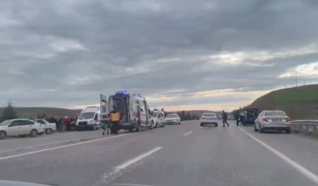 Adıyaman'da hafif ticari araç otomobille çarpıştı: 5 yaralı