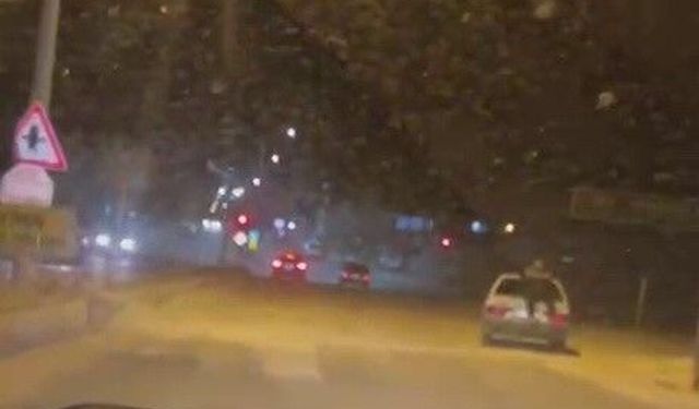 Adıyaman'da tepki çeken görüntü: Seyir halindeki otomobilin bagaj kısmına oturarak ilerledi