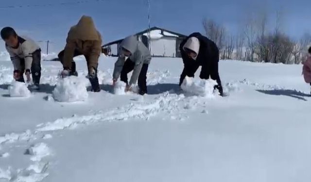 Ağrı'da kar yağdı, çocuklar doyasıya eğlendi