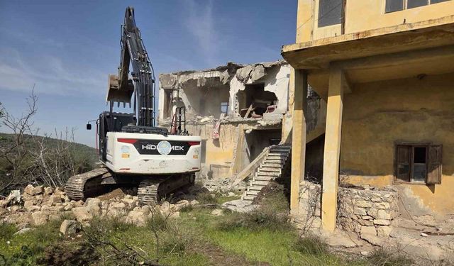 Akdeniz'de metruk binalar bir bir yıkılıyor