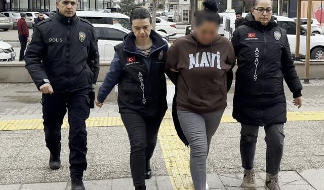 Annesinin sevgilisini bıçaklayan genç ve polise tokat atan annesi adliyede