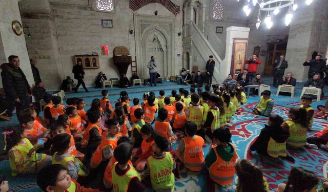 Asırlık camide yaşlılara anlamlı ziyaret