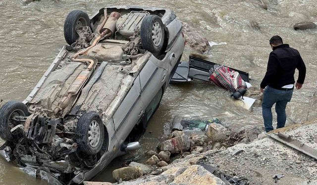 Ayancık'ta otomobil ırmağa uçtu: 1 yaralı