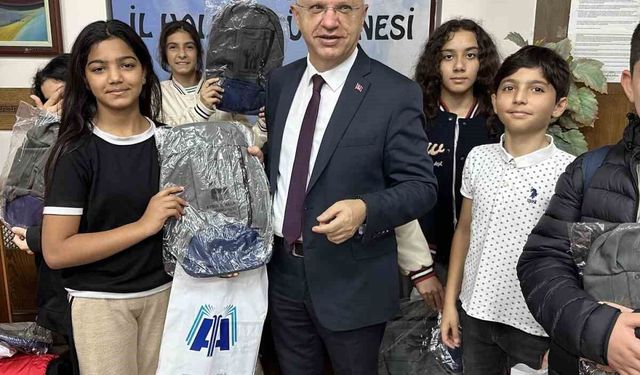 Aydın İl Halk Kütüphanesi'nden öğrencilere çanta hediyesi