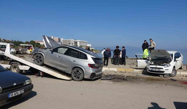 Ayvalık'ta iki araç çarpıştı 2'si ağır 6 kişi yaralandı