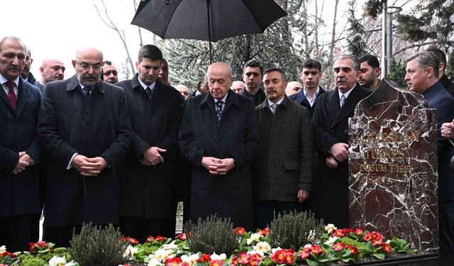 Bahçeli, Merhum Türkeş'in kabrini ziyaret etti