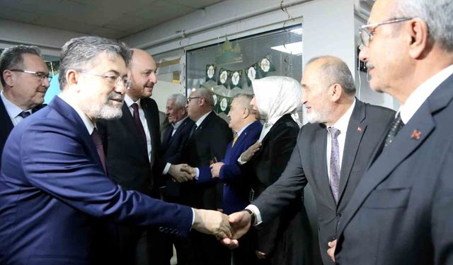 Bakan Yumaklı, huzurevindeki kadınların 8 Mart Dünya Kadınlar Günü'nü kutladı