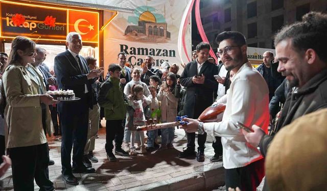 Başkan Hallaç'a Ramazan Çarşısı'nda sürpriz doğum günü kutlaması