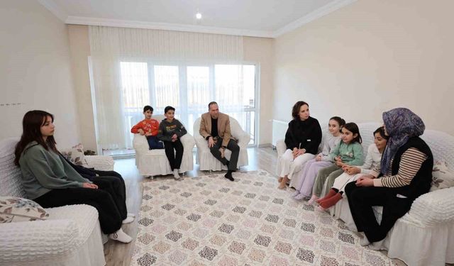 Başkan Özdemir'den çat kapı ziyaret