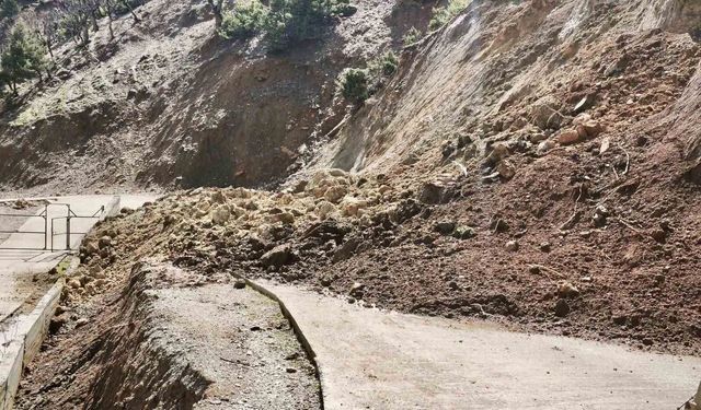 Batman'ın üç ilçesinde meydana gelen toprak kayması ulaşımda aksamalara neden oldu