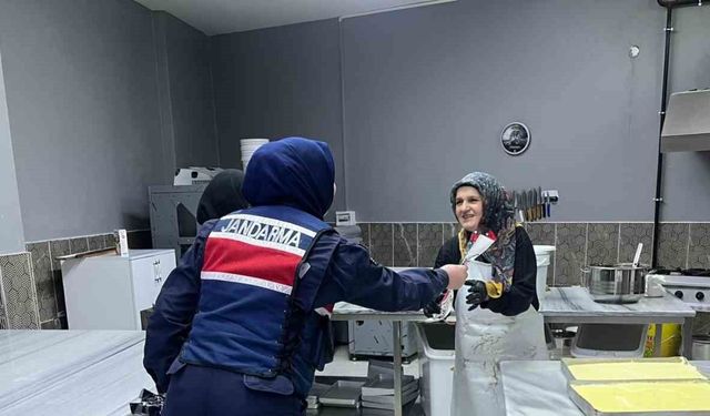 Bayburt jandarması kadın esnaf ve öğretmenlerin kadınlar gününü kutladı