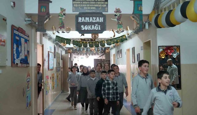 Bayburt'ta öğrenciler Ramazan ruhunu okula taşıdı: Koridorda 'Ramazan Sokağı' oluşturuldu