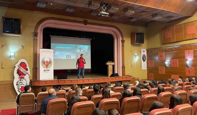 Bayındır'da öğrencilere 'Gençlik Güvenli Gelecek' konferansı verildi