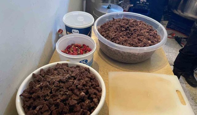 Bilecik'te bodrum katta kaçak yemek üretimine zabıta baskını